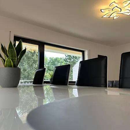 Greenview - 3 Beds 2 Bedrooms *